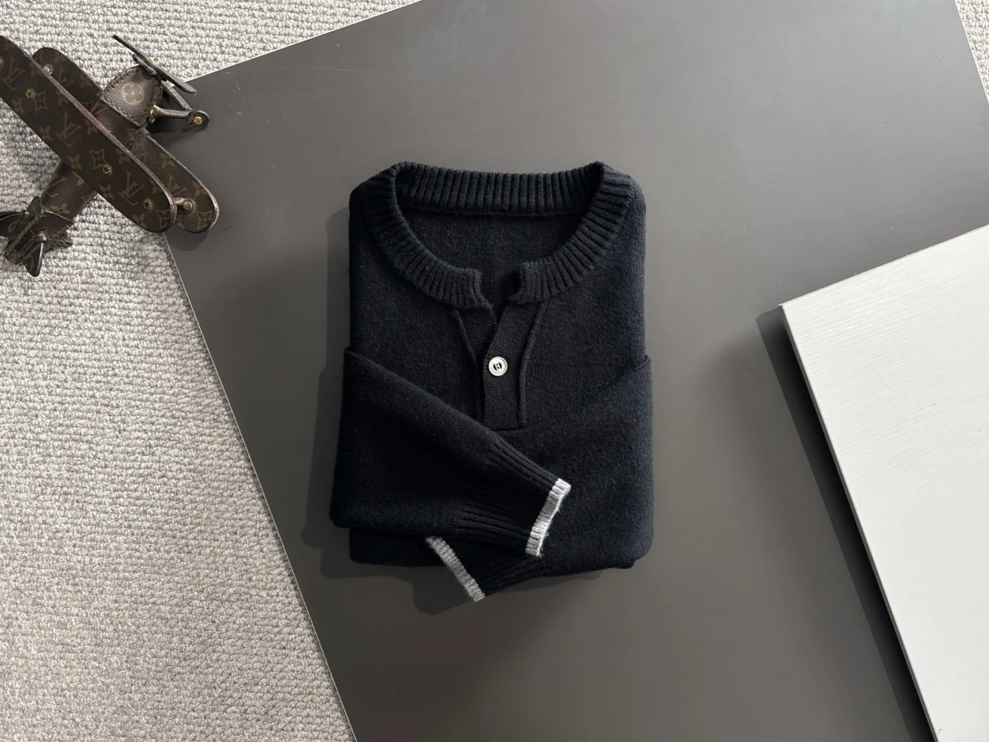 Next day shipping P360 Big Goose 2025 official website latest winter sweater, popular items are on sale at the counter simultaneously! Specially made of wool blended fabric. It feels comfortable and can be directly in contact with the skin. The logo badge is exquisitely embroidered, which is extremely eye-catching! The details highlight the fashionable charm of big brands. Exquisite workmanship. Three-dimensional cutting style. The wearing effect is invincible and handsome! All three standards are complete! Size: M-2XL